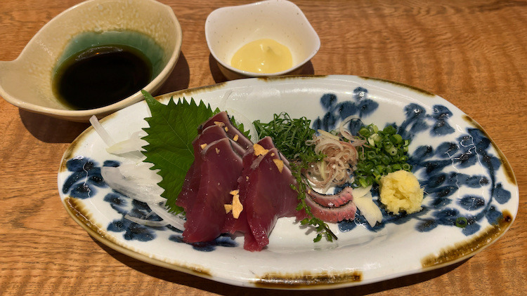かるまるサウナ飯|房州勝浦沖もち鰹炙り 780円