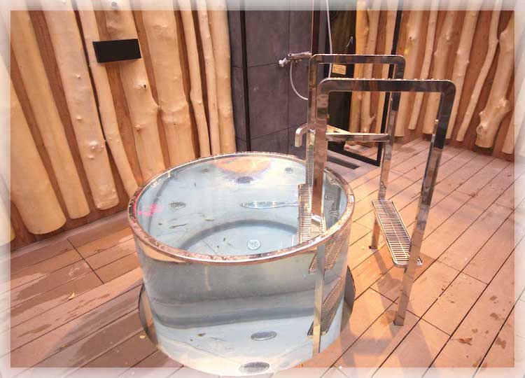 かるまる|おひとり様専用水風呂「アクリルアヴァント」