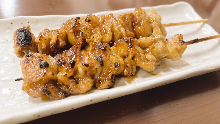 キュア国分町のレストラン|鶏かわ串(2本)
