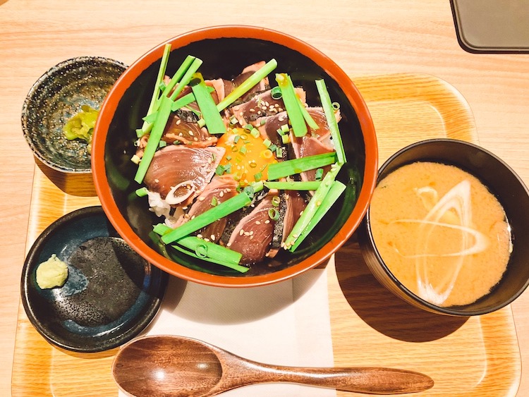漬けカツオ丼|スカイスパYOKOHAMAのレストラン