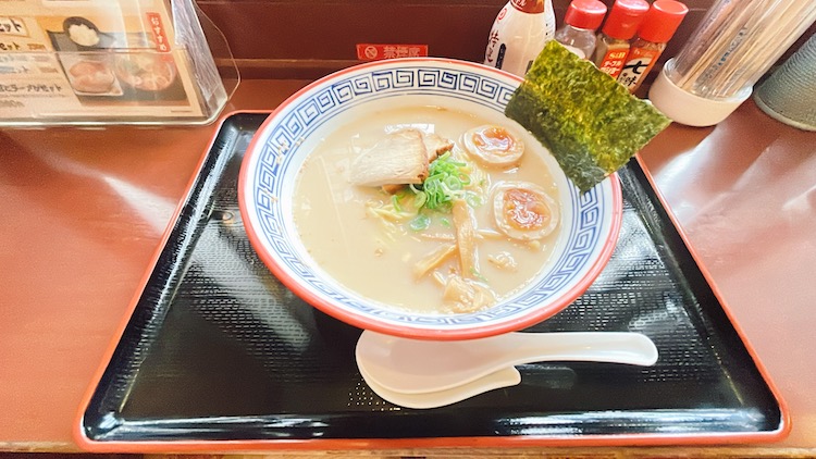 豚骨・にんにくラーメン｜サウナ&カプセル アムザのレストラン