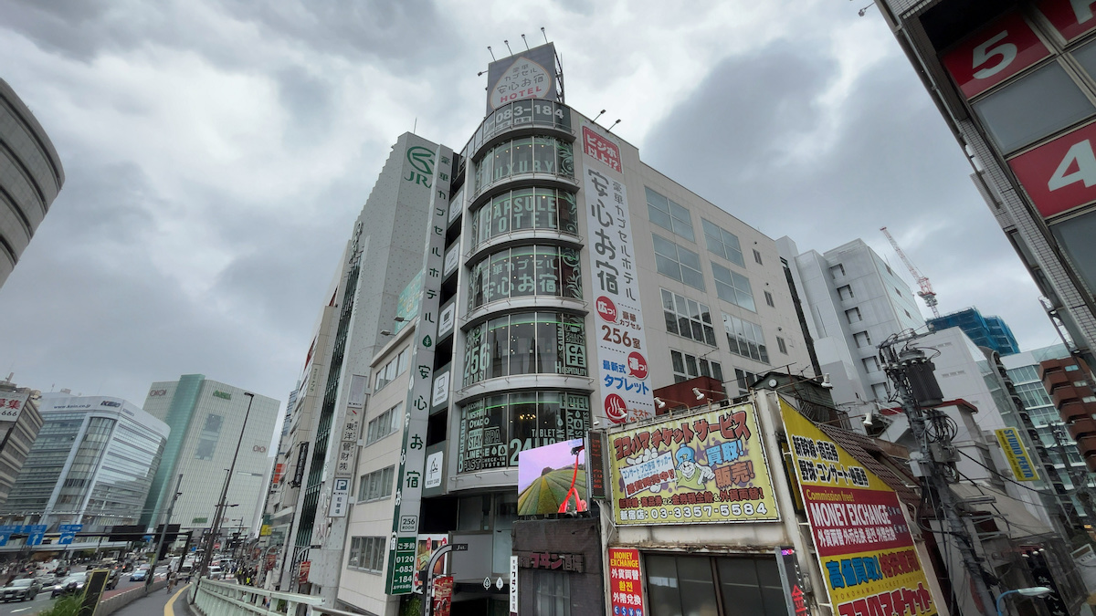 豪華カプセルホテル 安心お宿プレミア新宿駅前店の外観