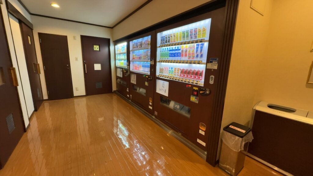 ジュース類の自動販売機（ふくろうの湯）