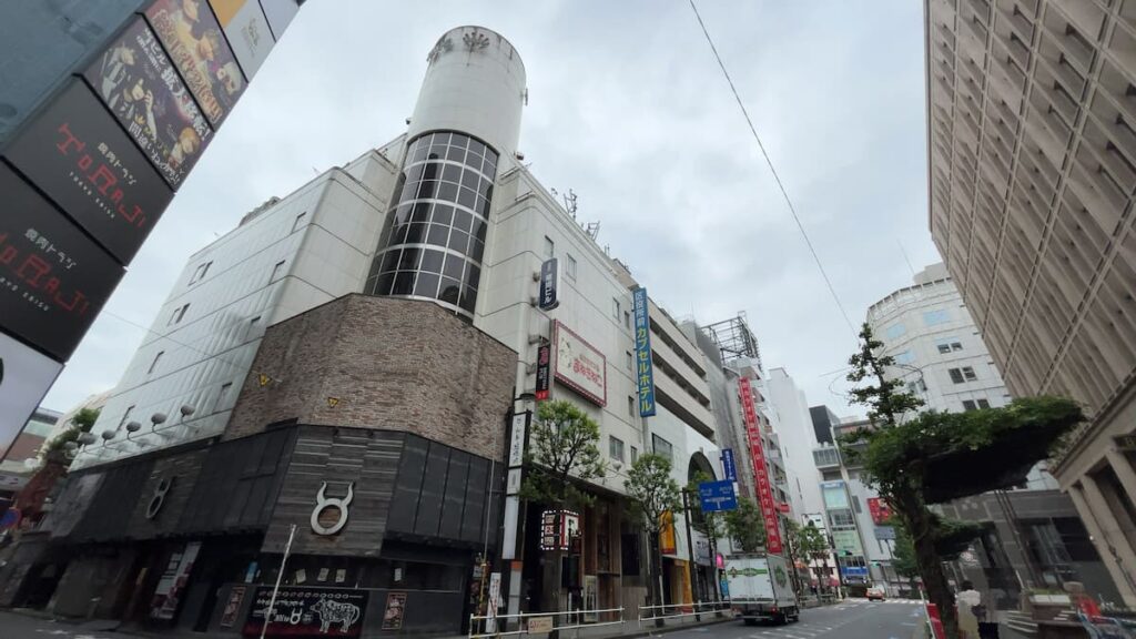 新宿区役所前カプセルホテルの外観