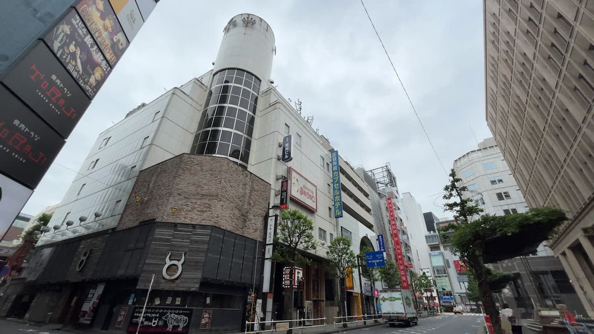 新宿区役所前カプセルホテルの外観