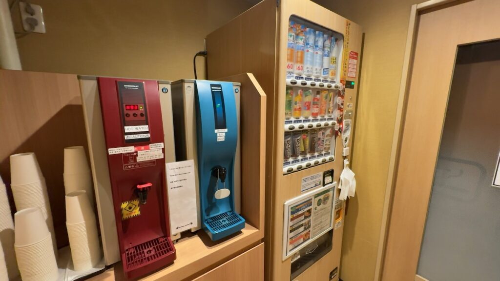 自動販売機・給湯器・ウォーターサーバー（1階）｜花風の湯 御宿 野乃 なんば