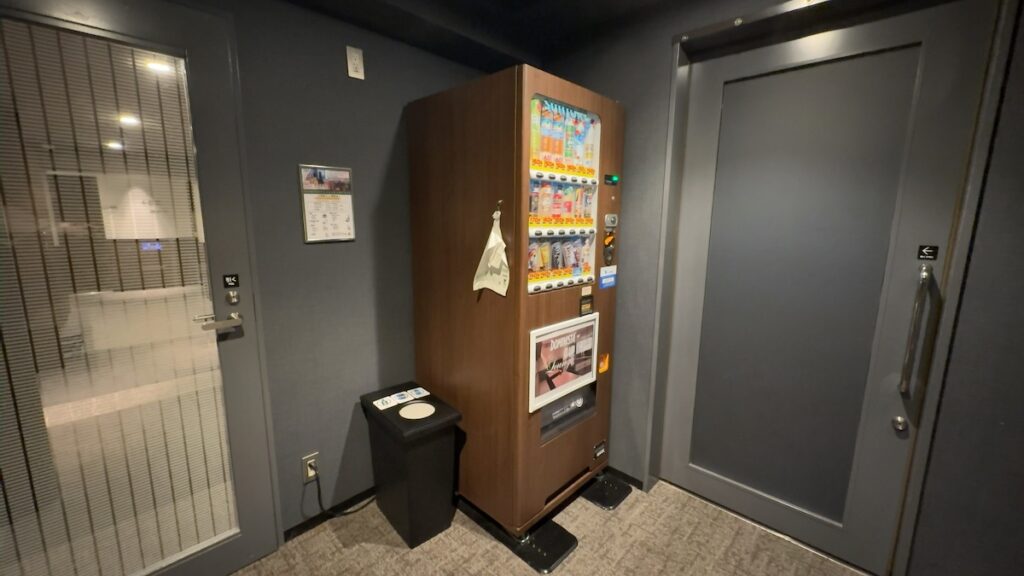 自動販売機(4階・フリードリンクコーナー)|ドーミーインPREMIUM渋谷神宮前