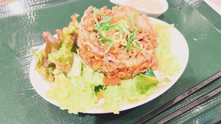 野菜かきあげサラダ|神戸サウナ&スパのレストラン