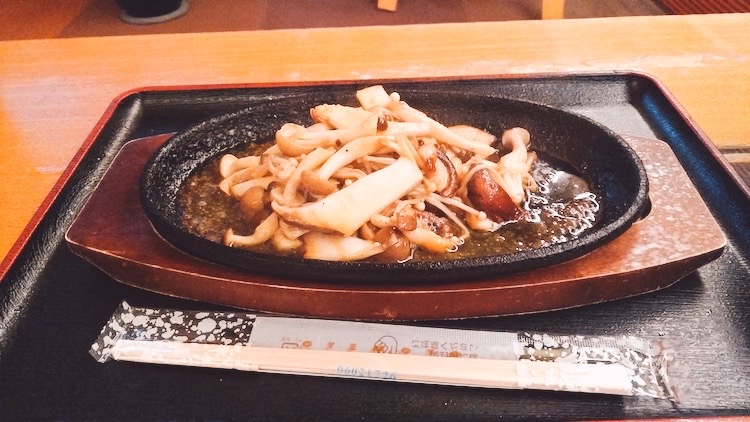 3種のキノコバター炒め|サウナ&カプセルホテル北欧のレストラン