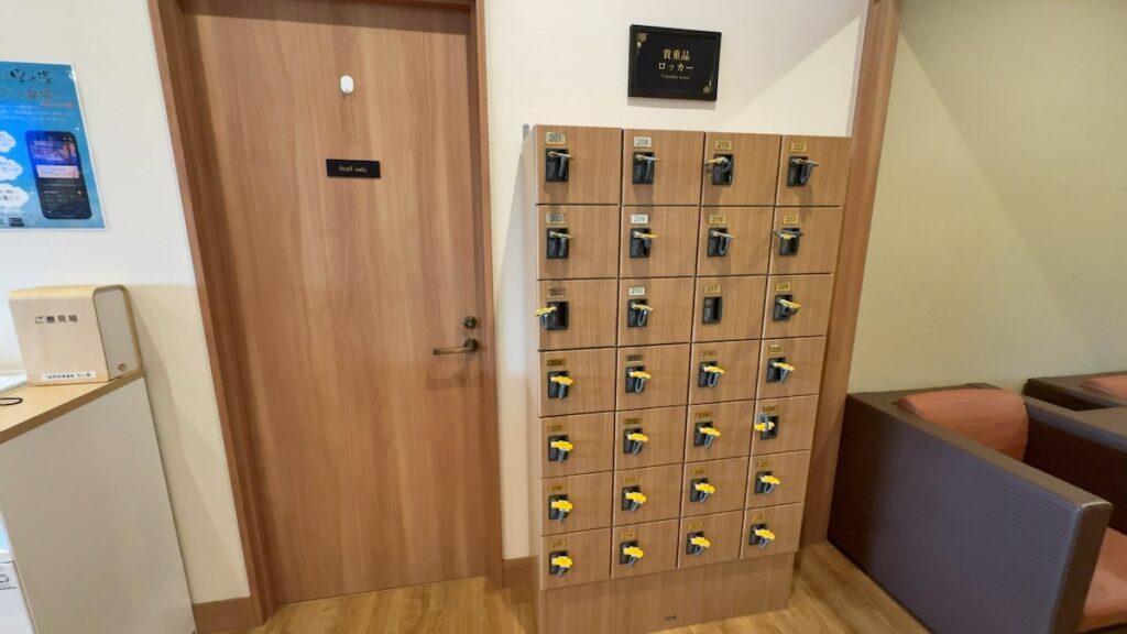 貴重品ロッカー（2階・カフェスペース）｜成田空港温泉 空の湯