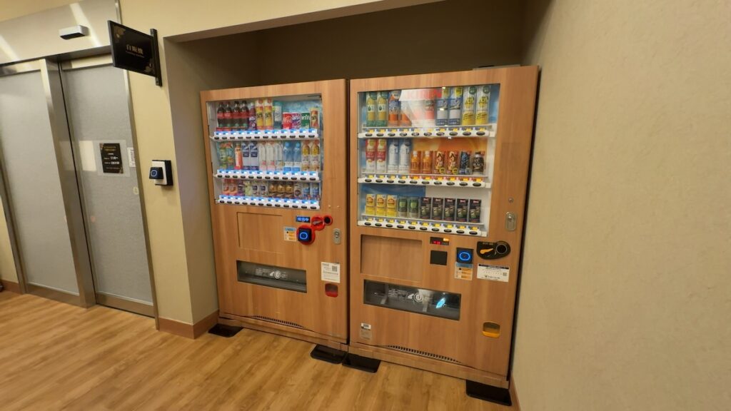 水・ジュース・珈琲（カプセルルーム入口付近）｜成田空港温泉 空の湯