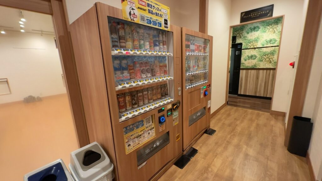 水・ジュース・珈琲（フロント付近）｜成田空港温泉 空の湯