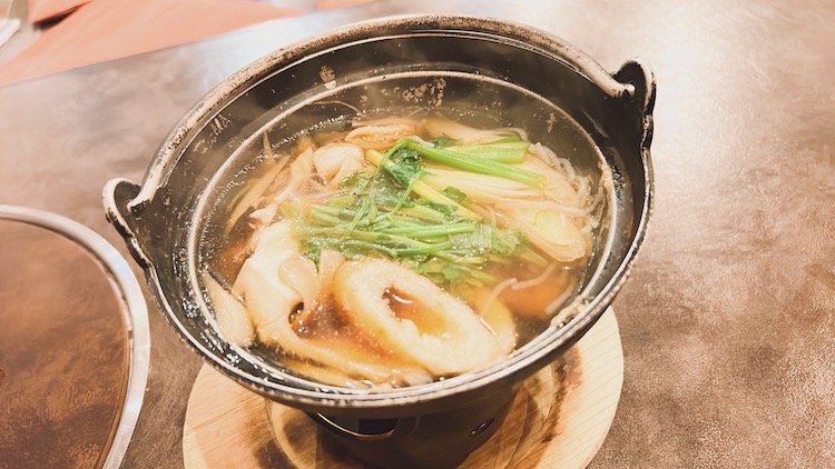【秋田名物】比内地鶏のきりたんぽ鍋|天然温泉ホテルこまちのレストラン