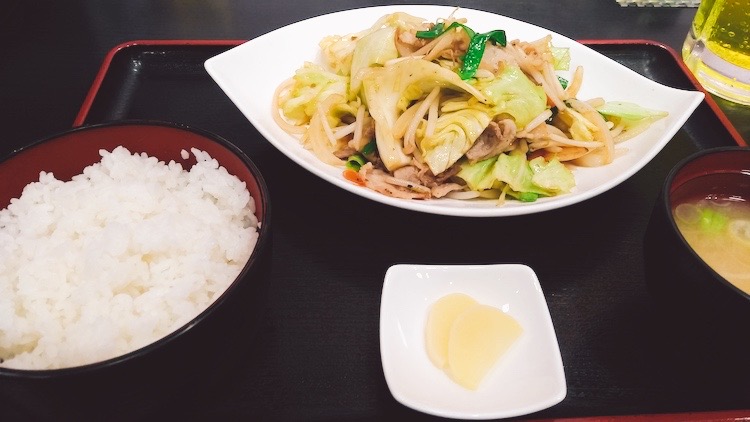 肉野菜炒め定食|スパ&カプセル ニューウィングのレストラン