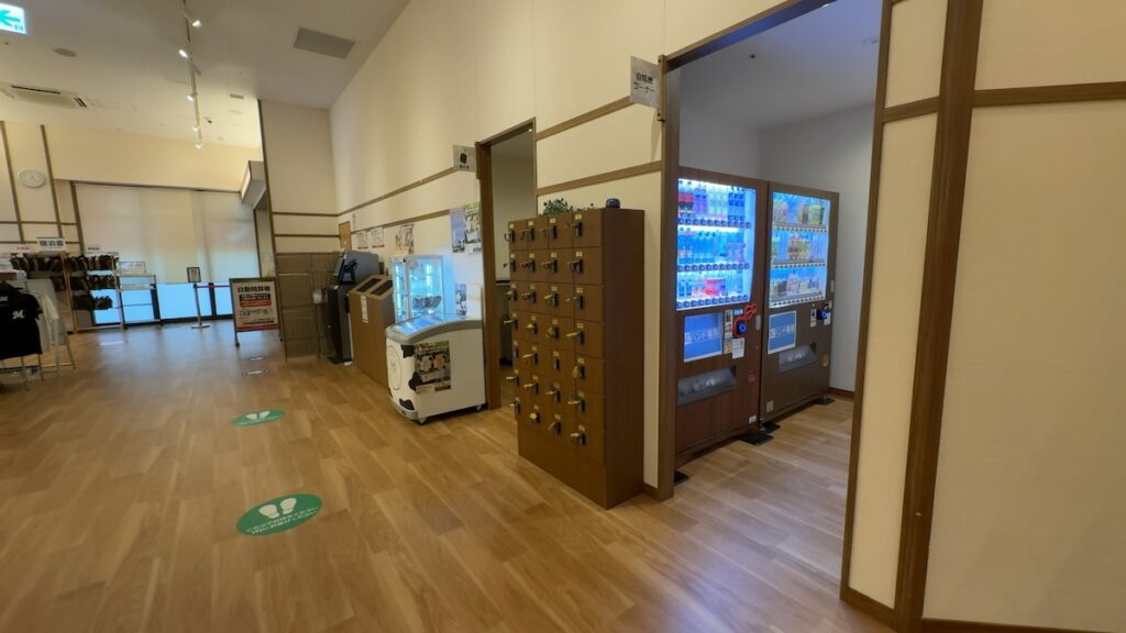 貴重品ロッカー(フロント付近)|天然温泉 湯〜ねる